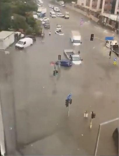 Haos în Istanbul din cauza inundațiilor. Zeci de oameni blocați  860989