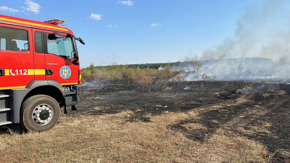Incendiu de vegetație în Buftea, Ilfov: 10 autospeciale ISU intervin pentru oprirea acestuia 861000