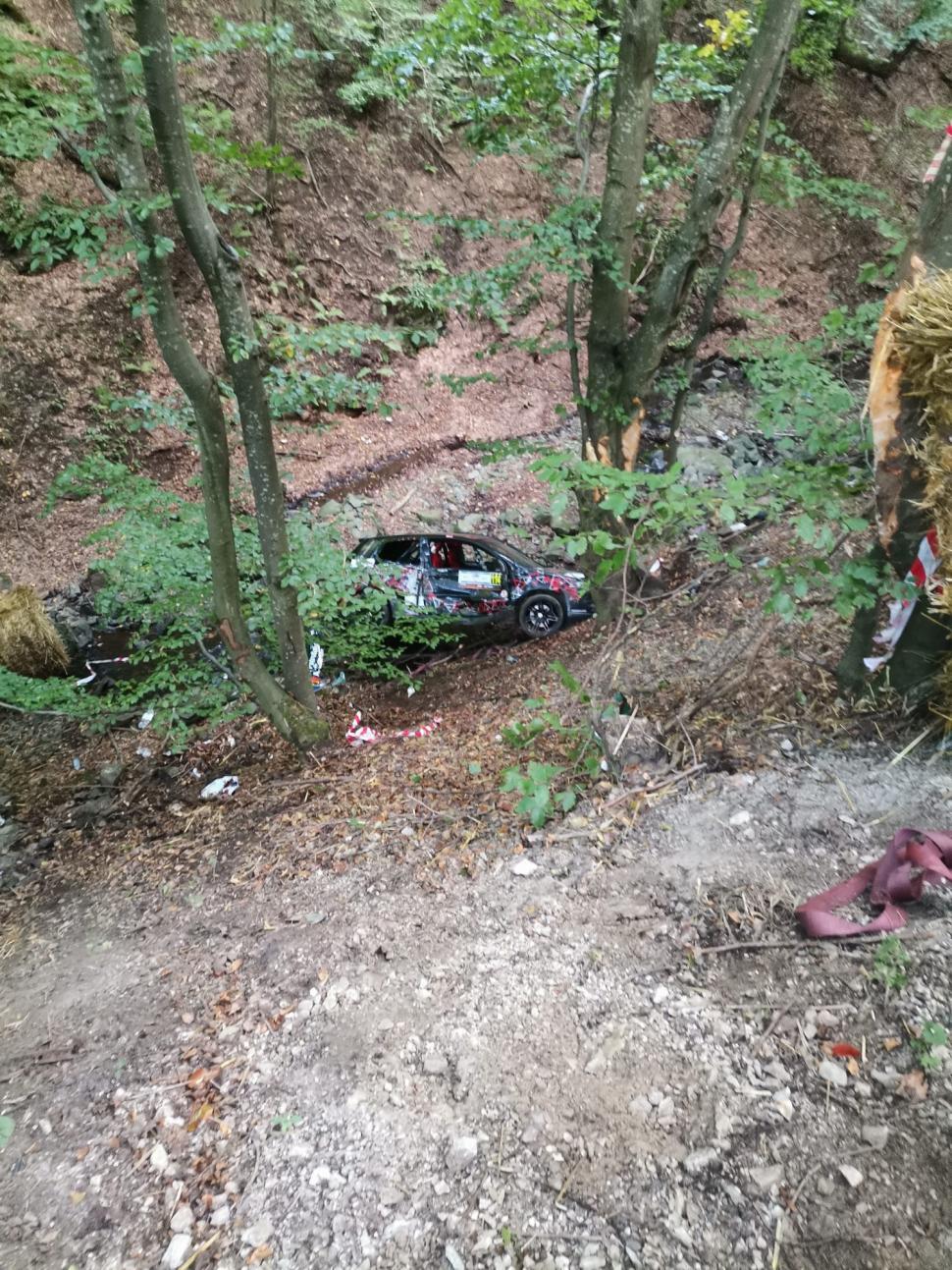 Accident grav la Raliul Clujului! O mașină a căzut într-o râpă. Pilotul și copilotul, la spital 861013