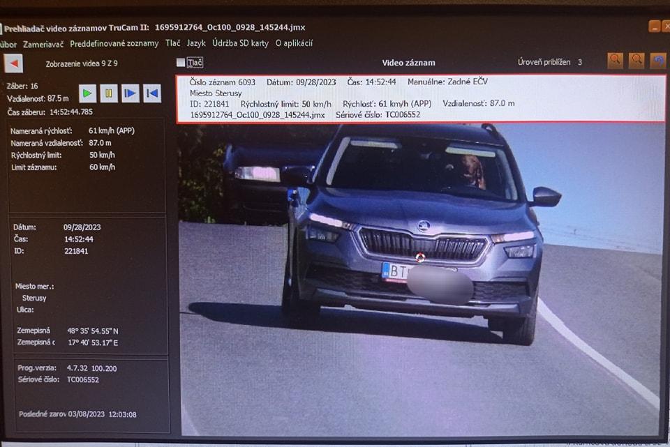 Un câine a fost surprins de radar la volanul unei mașini. Vehiculul a depășit limita de viteză 861135