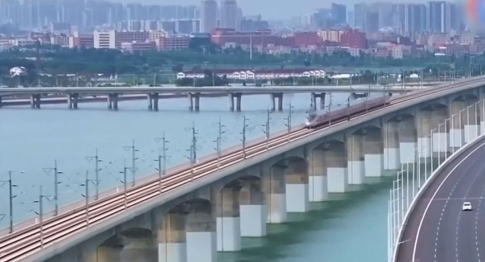 Imagini spectaculoase! Cale ferată care trece peste mare, inaugurată în China. Are aproape 300 de km 861171