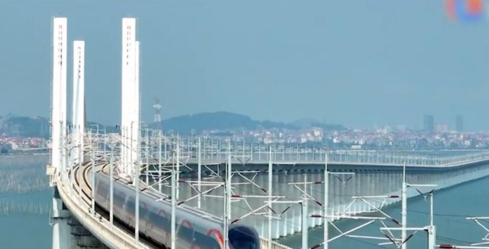 Imagini spectaculoase! Cale ferată care trece peste mare, inaugurată în China. Are aproape 300 de km 861172