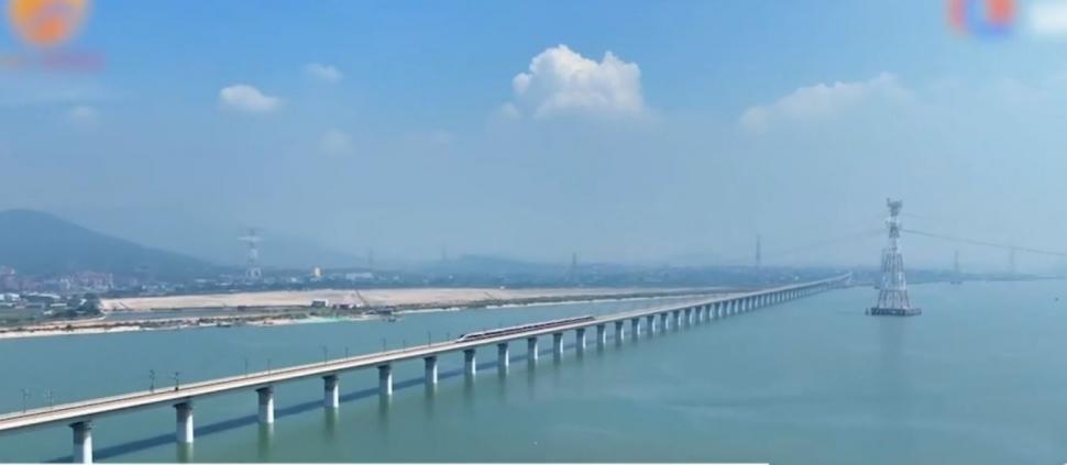 Imagini spectaculoase! Cale ferată care trece peste mare, inaugurată în China. Are aproape 300 de km 861173