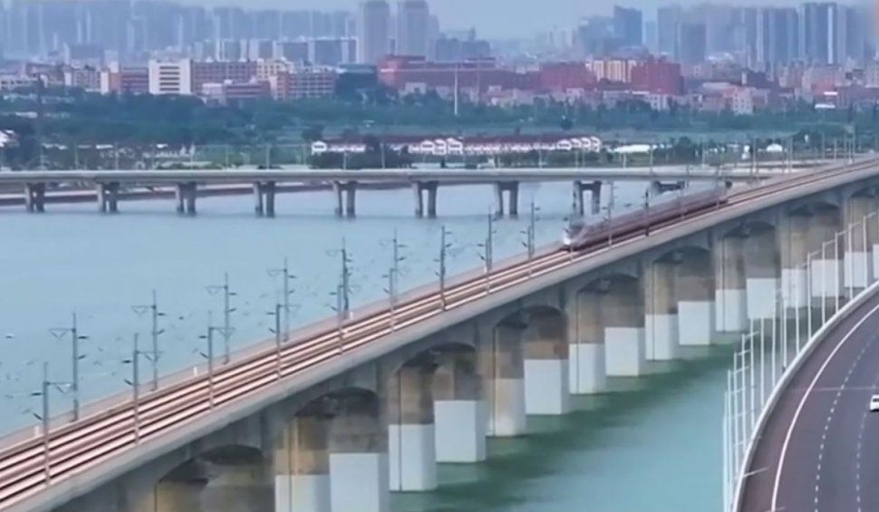 Imagini spectaculoase! Cale ferată care trece peste mare, inaugurată în China. Are aproape 300 de km