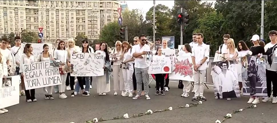 ”Vrem să se schimbe ceva în țara asta!” | Protest în Piața Victoriei al colegilor şi rudelor lui Roberta şi Sebi, tinerii uciși la 2 Mai 861187