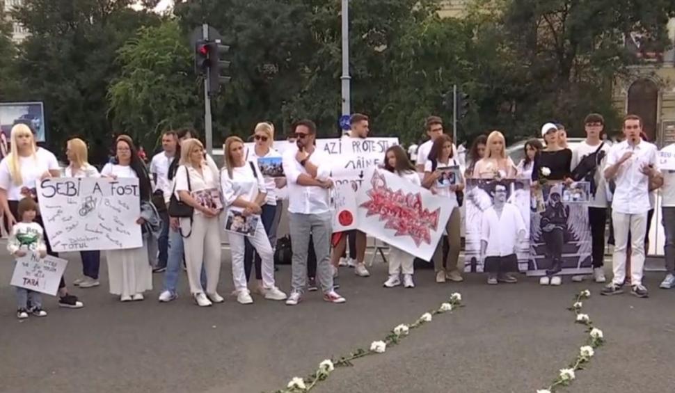 ”Vrem să se schimbe ceva în țara asta!” | Protest în Piața Victoriei al colegilor şi rudelor lui Roberta şi Sebi, tinerii uciși la 2 Mai 861188