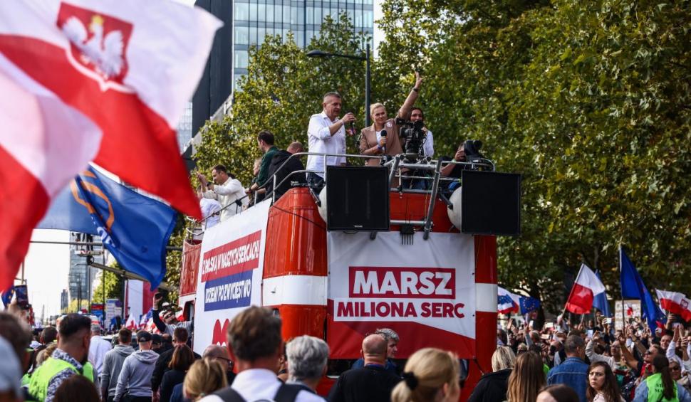 "Marşul unui milion de inimi". Polonezii au ieşit masiv în stradă pentru a sancţiona partidul de guvernământ, înainte de alegeri 861197