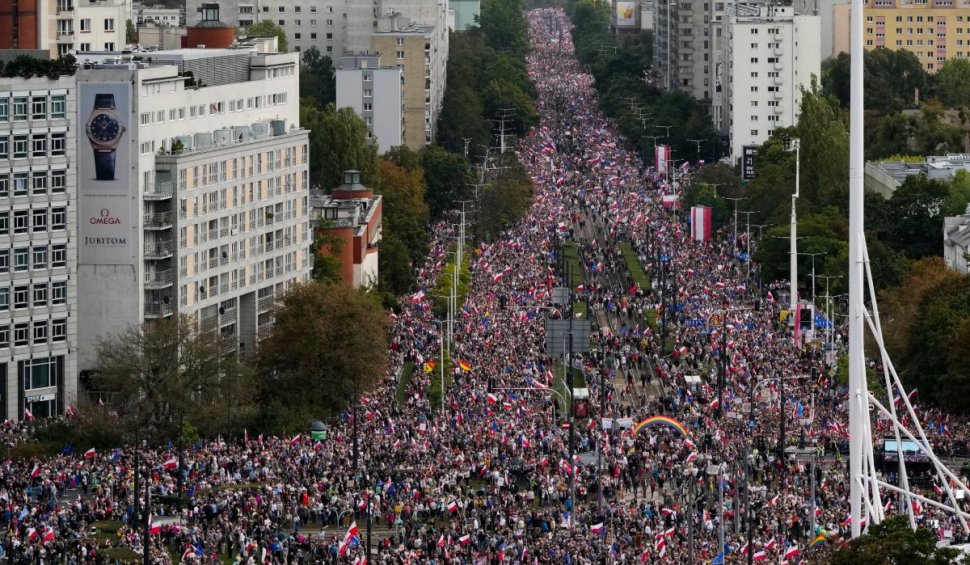 "Marşul unui milion de inimi". Polonezii au ieşit masiv în stradă pentru a sancţiona partidul de guvernământ, înainte de alegeri