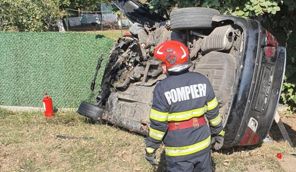 Un tânăr a murit, iar fratele său este grav rănit, după ce mașina în care se aflau s-a răsturnat în șanț, în Merișani, Argeș 861149
