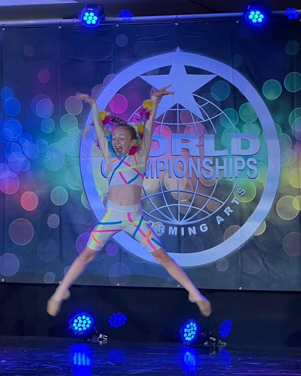 Ea este Andra Mihalcea, fetița de 10 ani care a cucerit scene importante din lumea dansului: ”Mă inspiră mama” 861236