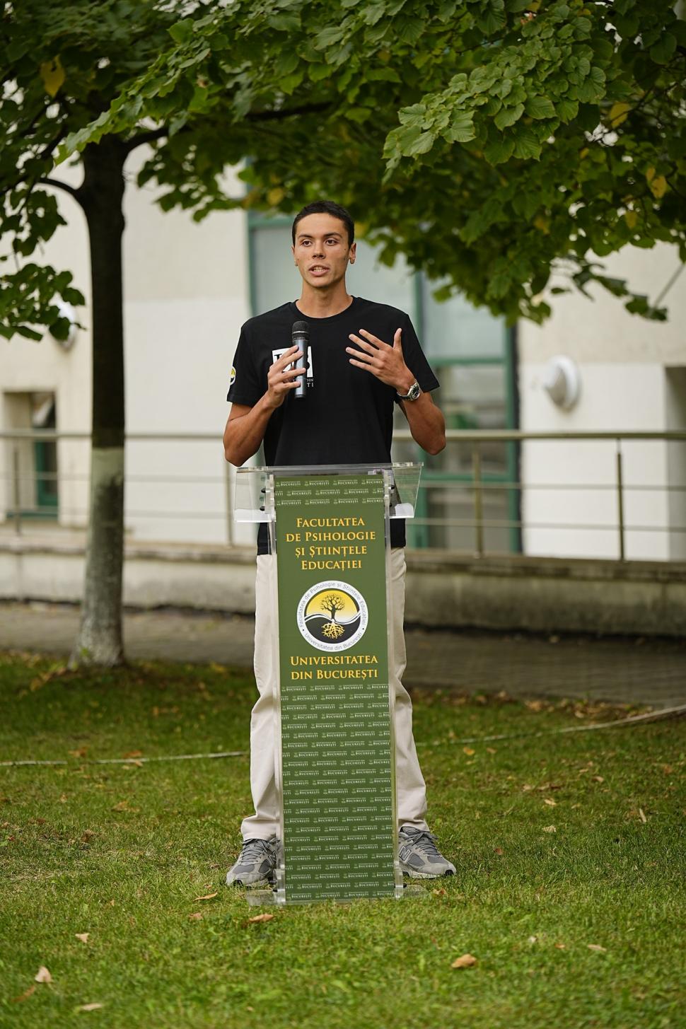 David Popovici, imagini din prima zi de facultate. Discursul ținut în fața profesorilor și a colegilor: "Să facem lucruri bune în țară" 861362