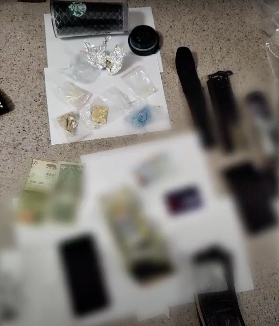 Dealeri de droguri, prinși în flagrant când dădeau târcoale propriei mașini, pe o stradă din Brașov. Cineva a sunat la 112 și a anunțat un posibil furt 861450