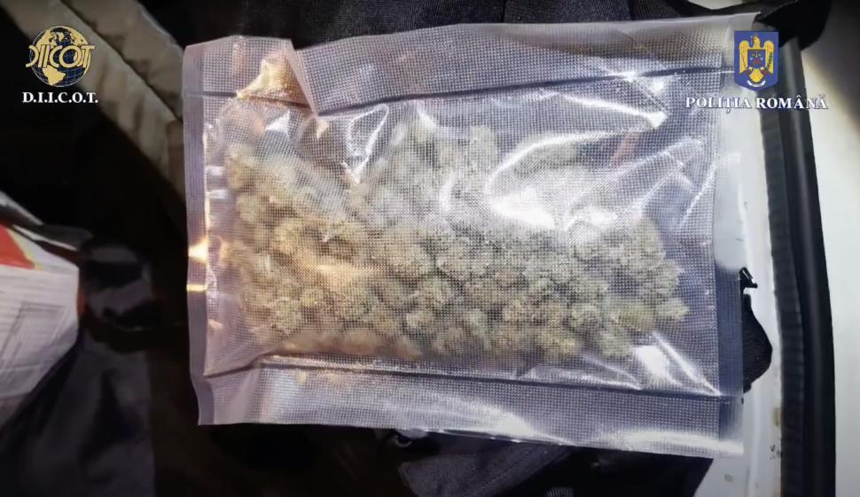 Dealeri de droguri, prinși în flagrant când dădeau târcoale propriei mașini, pe o stradă din Brașov. Cineva a sunat la 112 și a anunțat un posibil furt 861451