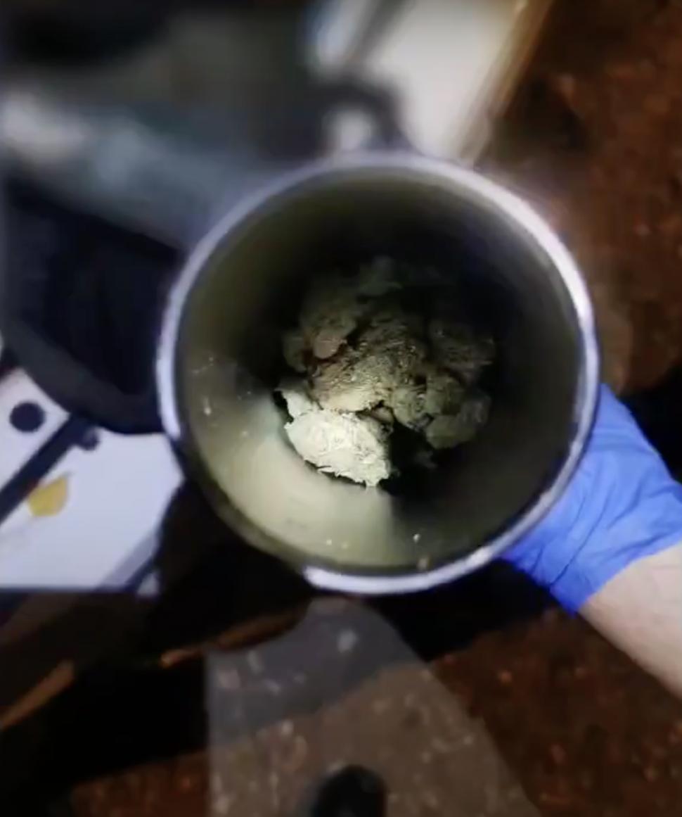 Dealeri de droguri, prinși în flagrant când dădeau târcoale propriei mașini, pe o stradă din Brașov. Cineva a sunat la 112 și a anunțat un posibil furt 861452