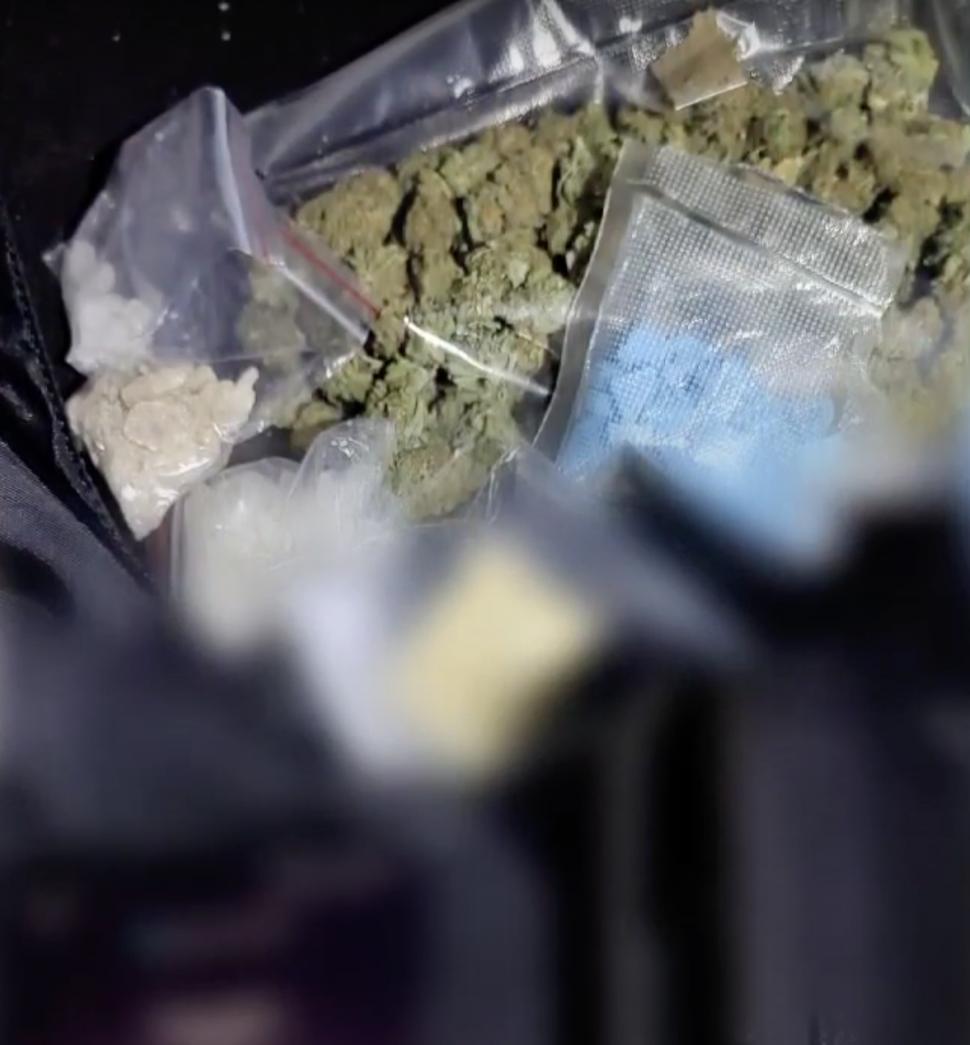 Dealeri de droguri, prinși în flagrant când dădeau târcoale propriei mașini, pe o stradă din Brașov. Cineva a sunat la 112 și a anunțat un posibil furt 861453