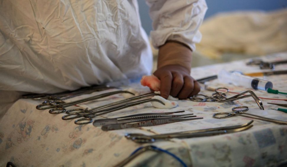 Un doctor care a sedat sute de pacienți cu ajutorul unui mecanic, pentru a le preleva și a le vinde rinichii, a fost arestat | Câștiga zeci de mii de dolari pentru o "operație"