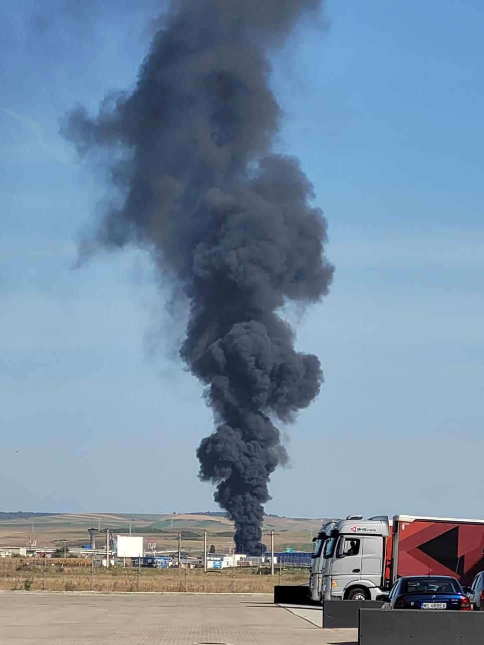 Incendiu de proporții cu degajări mari de fum în Ungheni, județul Mureș | A fost emis mesaj RO-ALERT 861494