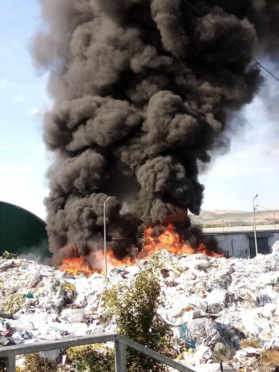 Incendiu de proporții cu degajări mari de fum în Ungheni, județul Mureș | A fost emis mesaj RO-ALERT 861495