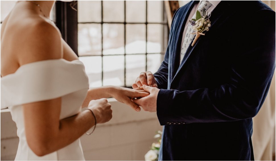 Proaspăt căsătoriți, doi tineri au pus poliția pe urmele lor. Au fugit de la nuntă fără să plătească restaurantul | Datoria ajunge la 8.000 de euro