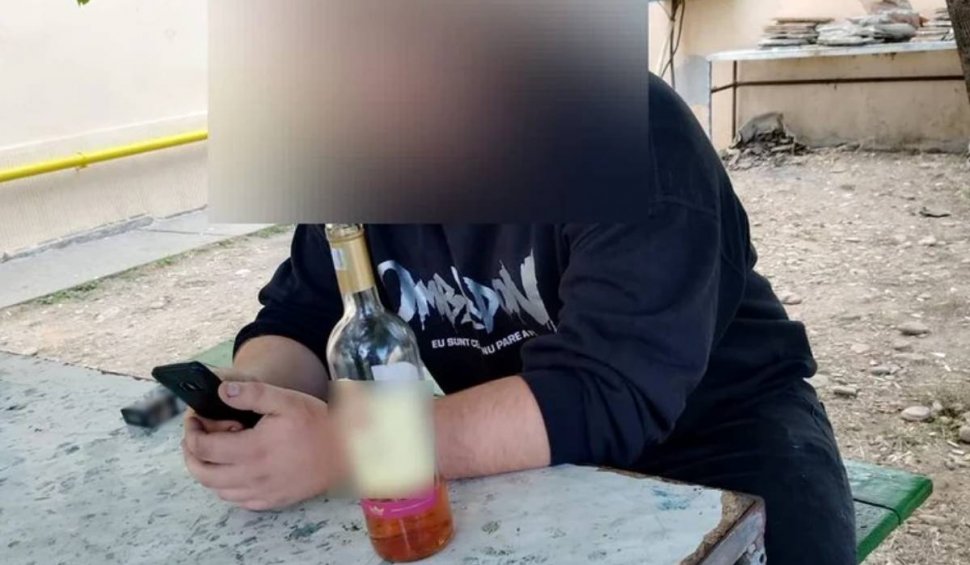 Elev din Târgu Jiu, prins de polițiști în timp ce consuma alcool la școală: "Avea două sticle de vin asupra lui"