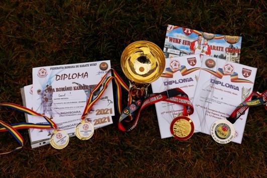 Ea este Medeea Zafiris, adolescenta româncă dublă campioană mondială la karate: ”Performanțele au venit prin multă muncă” 861673