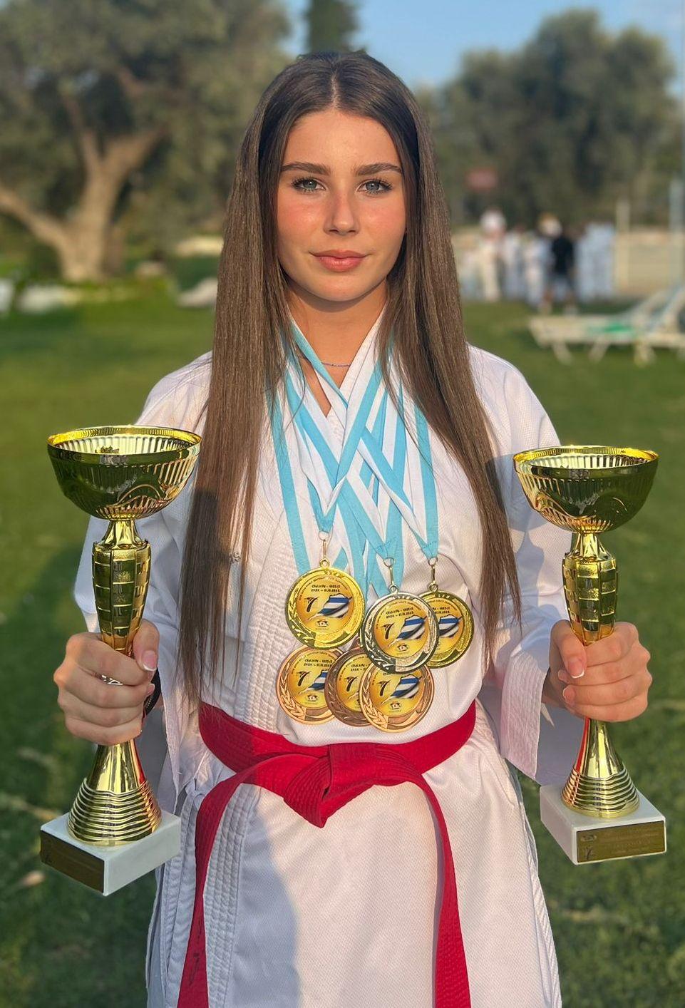 Ea este Medeea Zafiris, adolescenta româncă dublă campioană mondială la karate: ”Performanțele au venit prin multă muncă” 861676