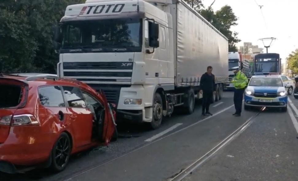 Medic cardiolog din Timișoara, mort în fața spitalului. Era la volanul mașinii când o șoferiță l-a proiectat pe contrasens și a fost lovit de două TIR-uri 861744