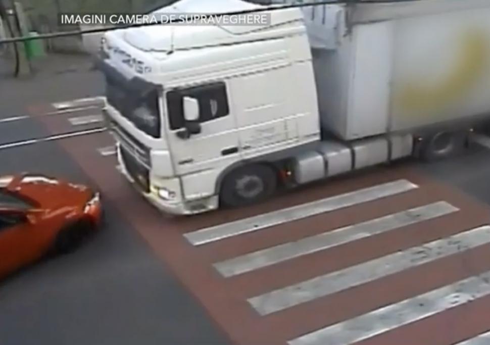 Medic cardiolog din Timișoara, mort în fața spitalului. Era la volanul mașinii când o șoferiță l-a proiectat pe contrasens și a fost lovit de două TIR-uri 861745