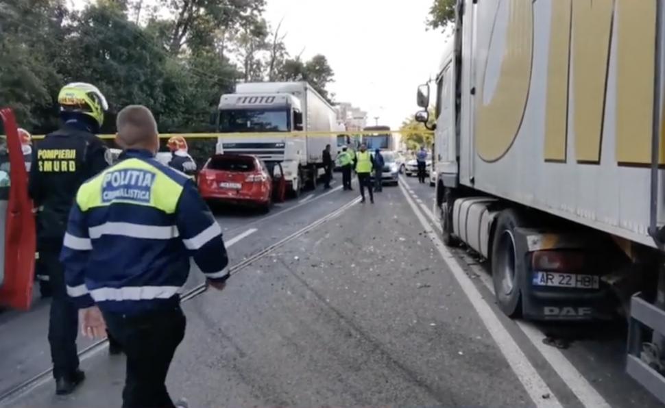 Medic cardiolog din Timișoara, mort în fața spitalului. Era la volanul mașinii când o șoferiță l-a proiectat pe contrasens și a fost lovit de două TIR-uri 861747