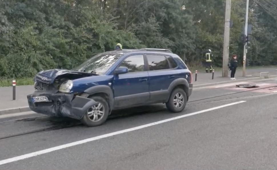 Medic cardiolog din Timișoara, mort în fața spitalului. Era la volanul mașinii când o șoferiță l-a proiectat pe contrasens și a fost lovit de două TIR-uri 861748