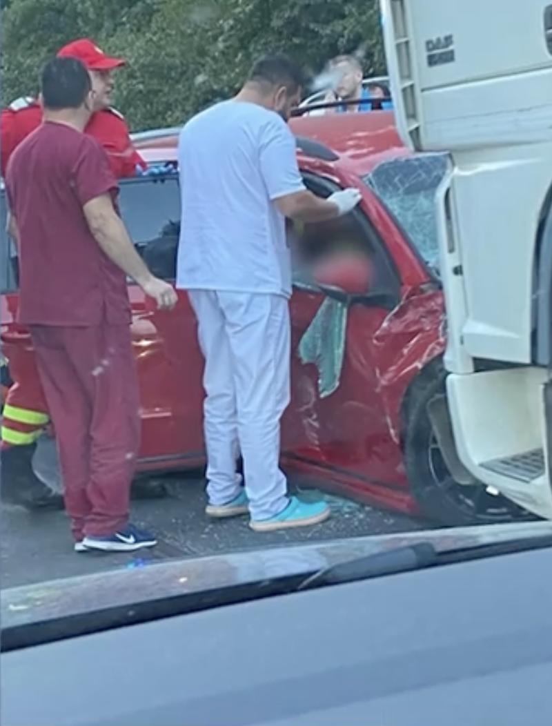 Medic cardiolog din Timișoara, mort în fața spitalului. Era la volanul mașinii când o șoferiță l-a proiectat pe contrasens și a fost lovit de două TIR-uri 861749