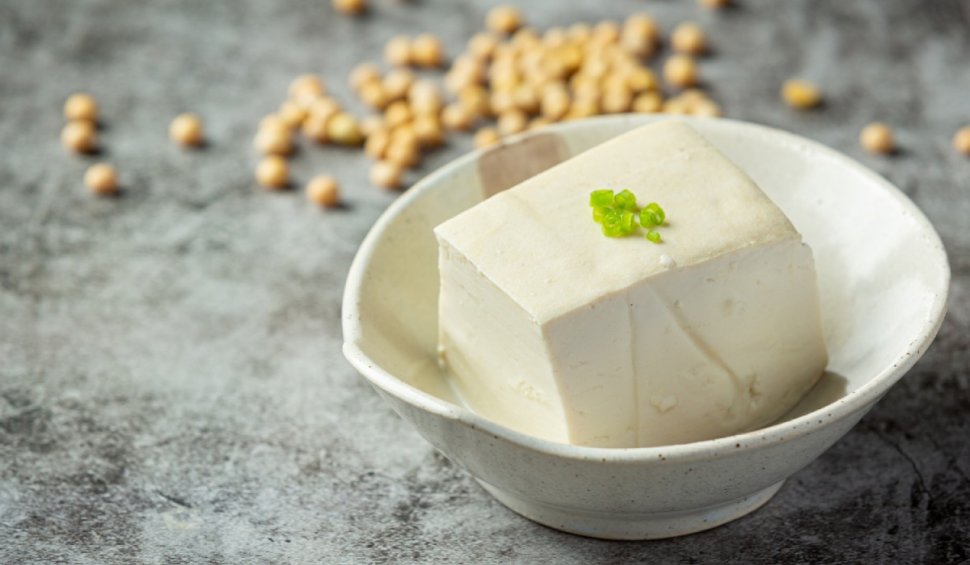 Cum gătim tofu, brânza vegetală care conţine aminoacizi benefici pentru organism