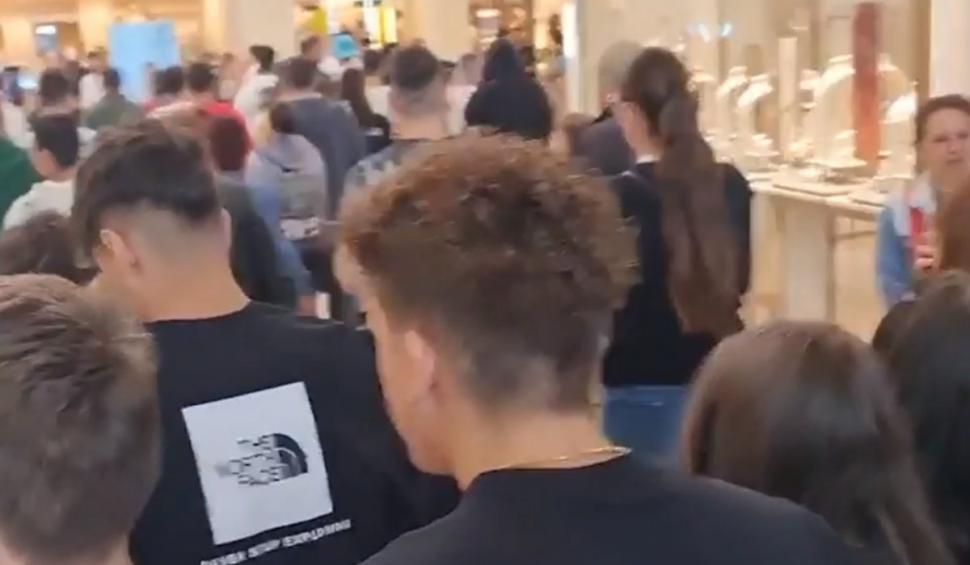 "Doamne fereşte! Nu am mai văzut aşa ceva" | Oraşul din România unde oamenii au năvălit la deschiderea unui nou mall 862057