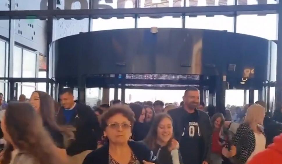 "Doamne fereşte! Nu am mai văzut aşa ceva" | Oraşul din România unde oamenii au năvălit la deschiderea unui nou mall 862058