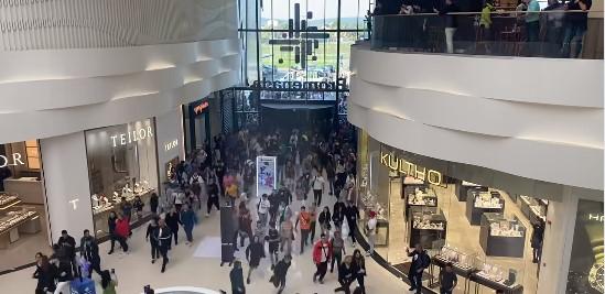 "Doamne fereşte! Nu am mai văzut aşa ceva" | Oraşul din România unde oamenii au năvălit la deschiderea unui nou mall 862060