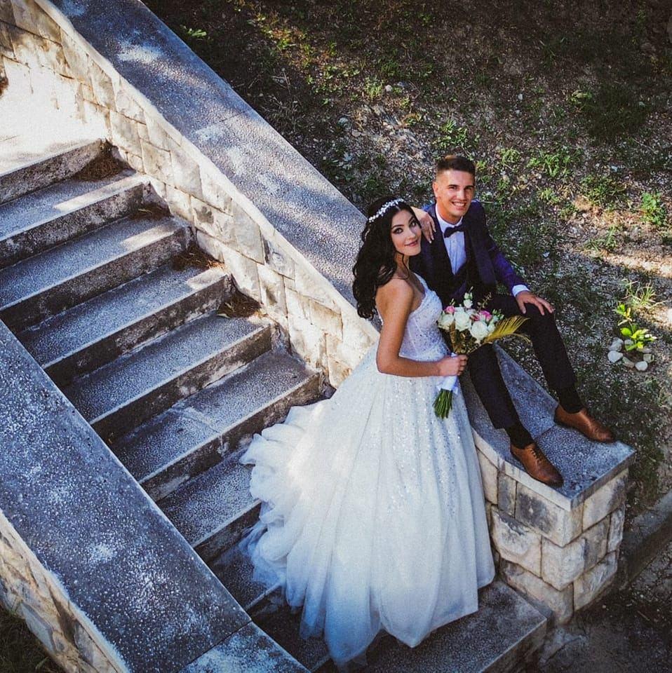 Doi tineri din Croația, pasageri în autocarul care s-a prăbușit de pe pod la Mestre, erau în luna de miere. Fata însărcinată în 5 luni a murit, iar soțul ei este la ATI și nu a aflat că și-a pierdut soția și copilul 861997