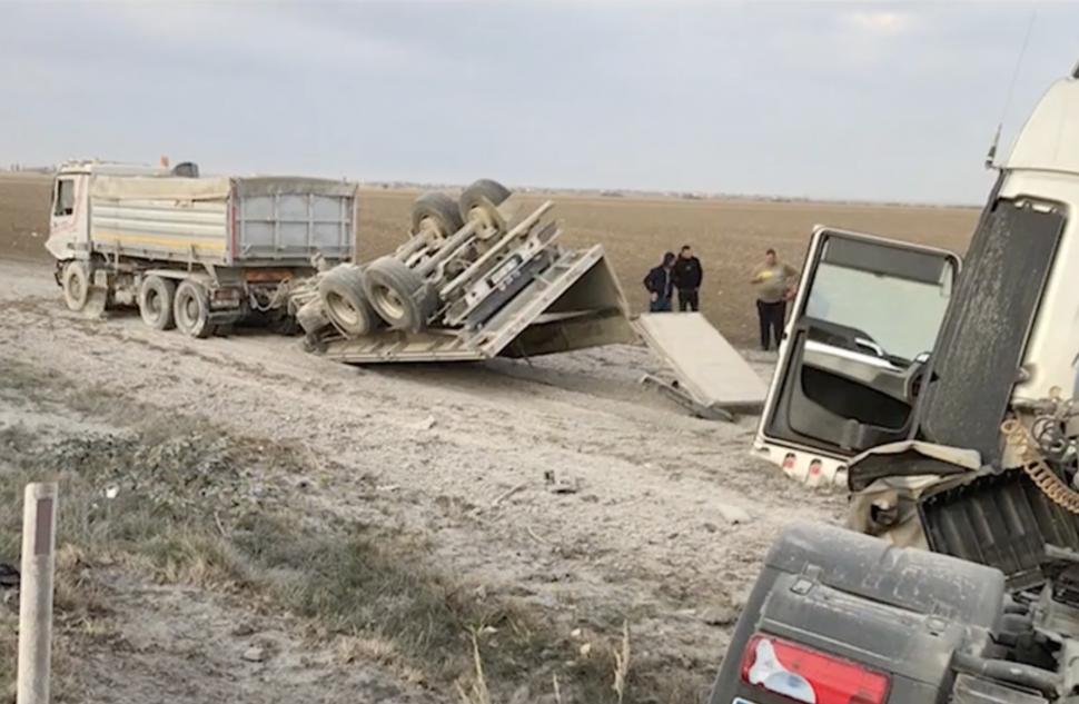 Accident grav între două camioane și o mașină, în localitatea Ciocârlia. Unul dintre șoferi a murit pe loc 862128