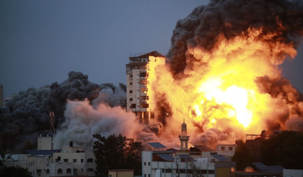 Momentul în care un bloc-turn din Fâşia Gaza este pus la pământ de rachetele avioanelor de vânătoare israeliene