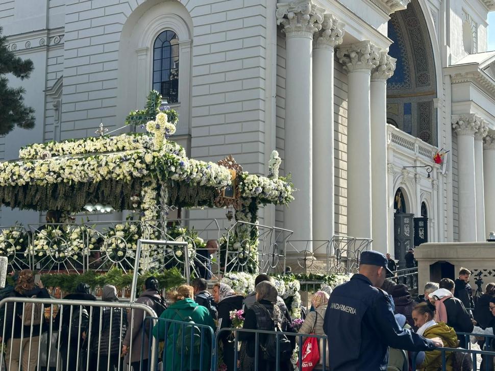 Racla cu moaştele Sfintei Parascheva, depusă în Curtea Mitropolitană din Iaşi 862331