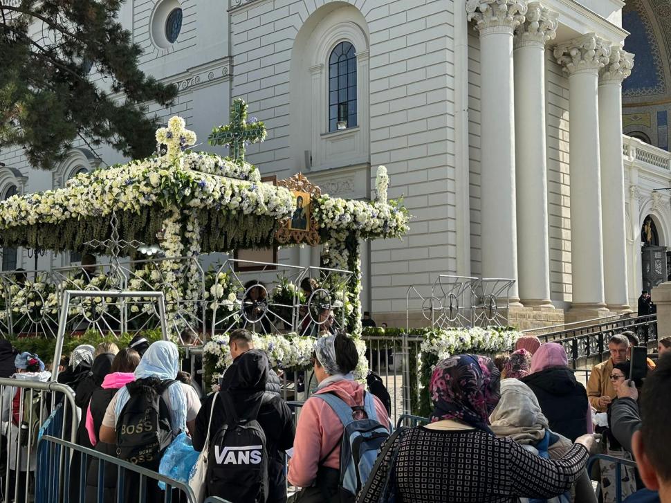 Racla cu moaştele Sfintei Parascheva, depusă în Curtea Mitropolitană din Iaşi 862332