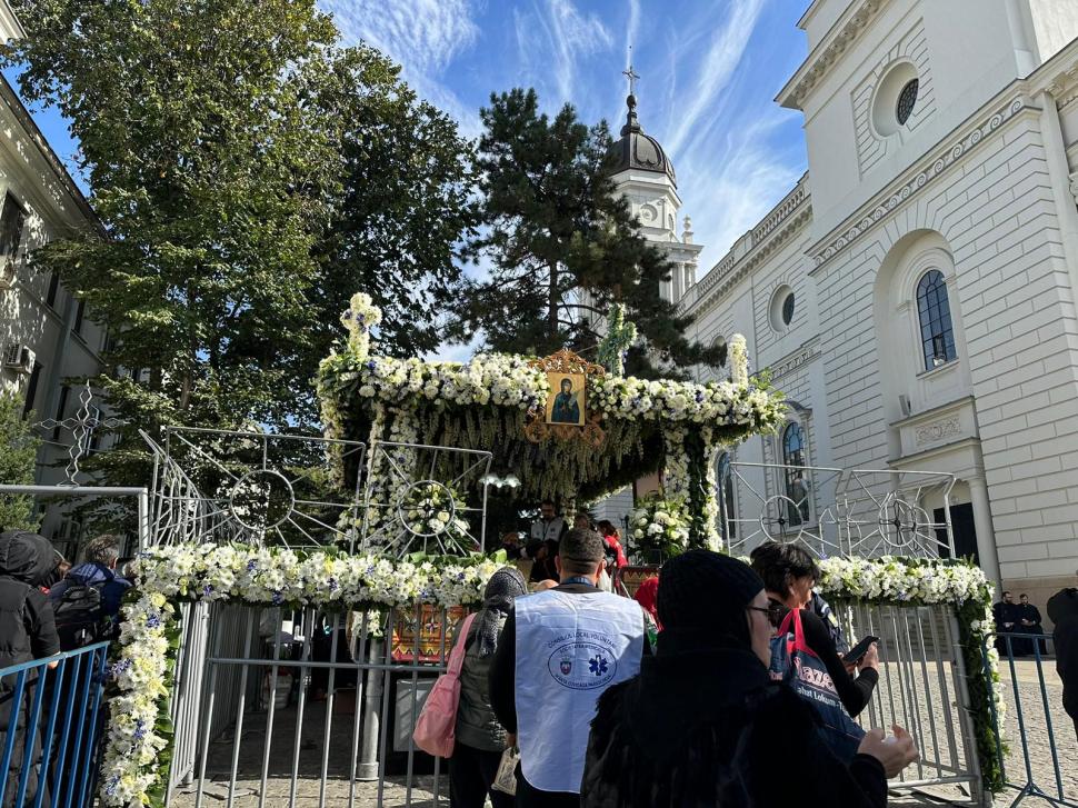 Racla cu moaştele Sfintei Parascheva, depusă în Curtea Mitropolitană din Iaşi 862333