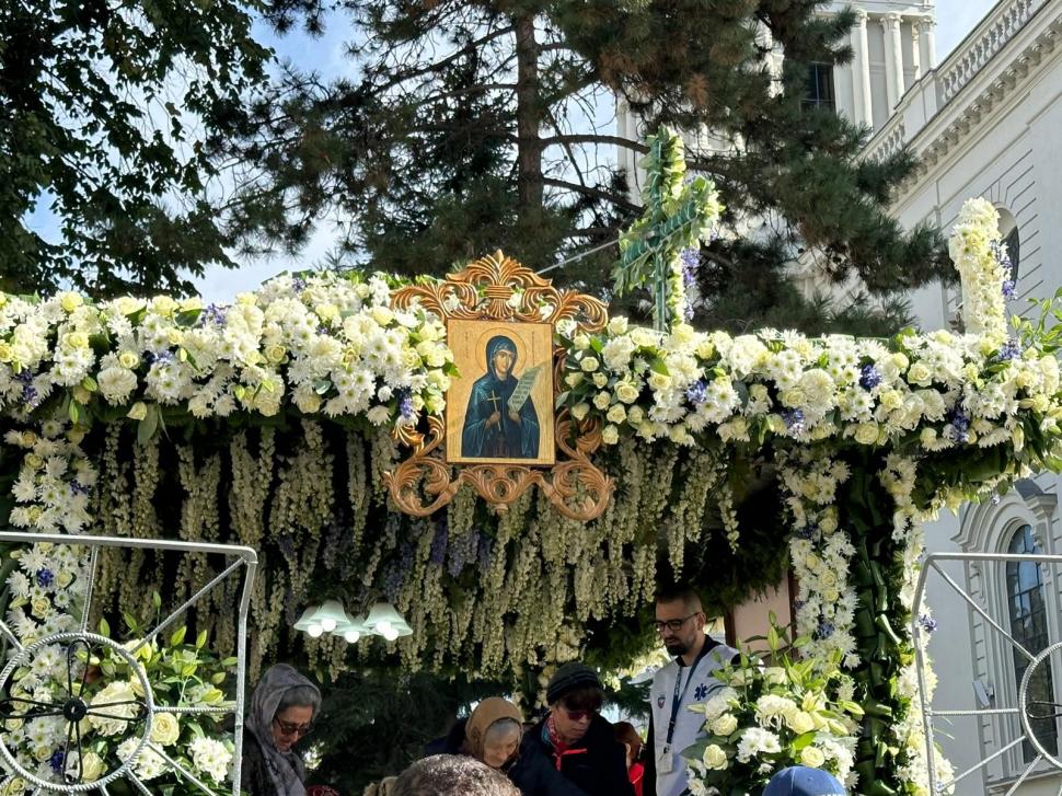 Racla cu moaştele Sfintei Parascheva, depusă în Curtea Mitropolitană din Iaşi 862334