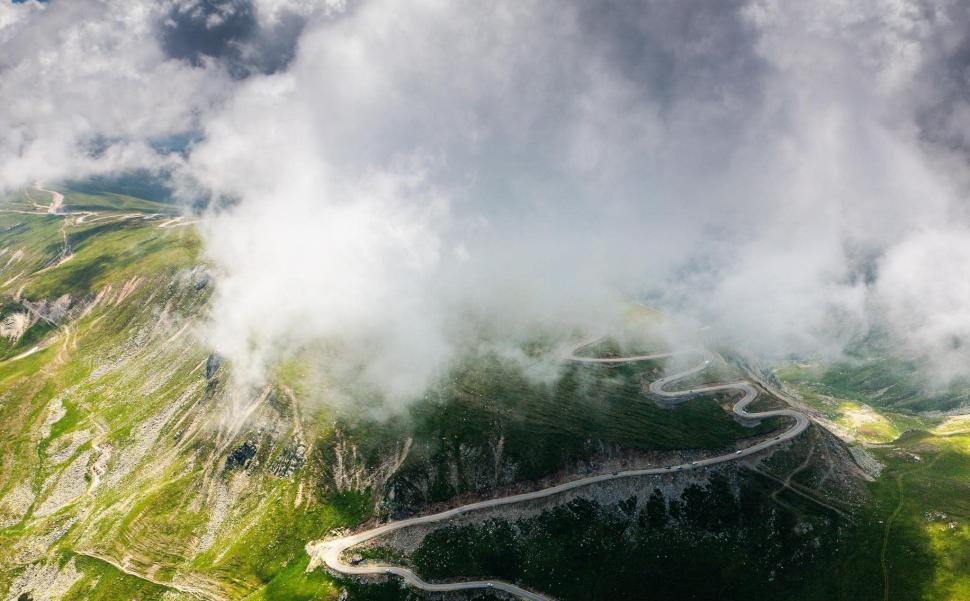 Circulaţia pe Transfăgărăşan şi Transalpina nu se va mai închide la dată fixă. Până când vor putea șoferii să circule pe cele două drumuri 862664