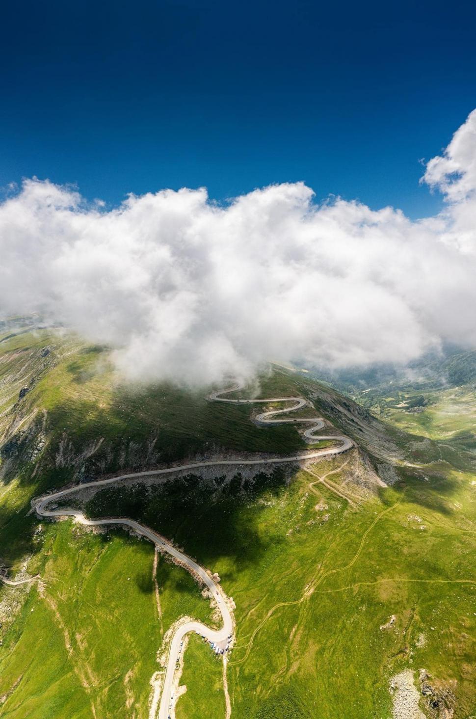 Circulaţia pe Transfăgărăşan şi Transalpina nu se va mai închide la dată fixă. Până când vor putea șoferii să circule pe cele două drumuri 862666