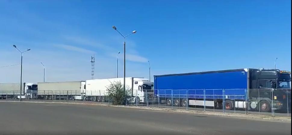 Cozi kilometrice în vama din Galați, după ce frontiera de la Isaccea a fost închisă. Mulți dintre șoferi au așteptat câte trei zile la rând 862741