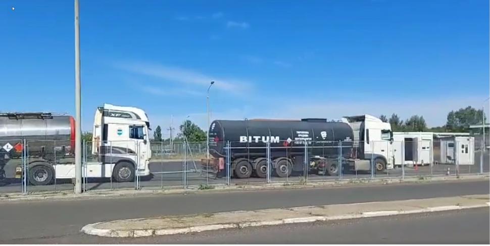 Cozi kilometrice în vama din Galați, după ce frontiera de la Isaccea a fost închisă. Mulți dintre șoferi au așteptat câte trei zile la rând 862742