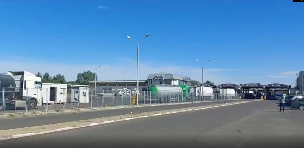 Cozi kilometrice în vama din Galați, după ce frontiera de la Isaccea a fost închisă. Mulți dintre șoferi au așteptat câte trei zile la rând 862743