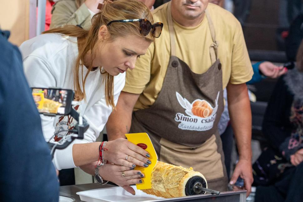 "Am putea crede că există doar în poveşti": Un român a plătit 1.000 de lei pe un kurtos învelit în aur 862593