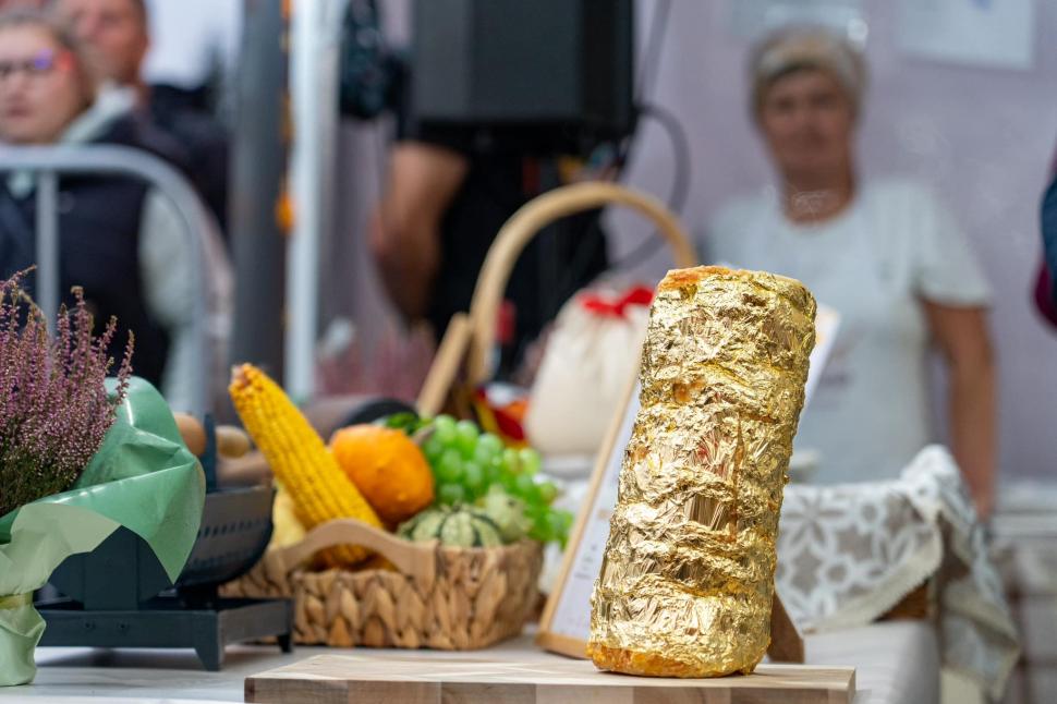 "Am putea crede că există doar în poveşti": Un român a plătit 1.000 de lei pe un kurtos învelit în aur 862594