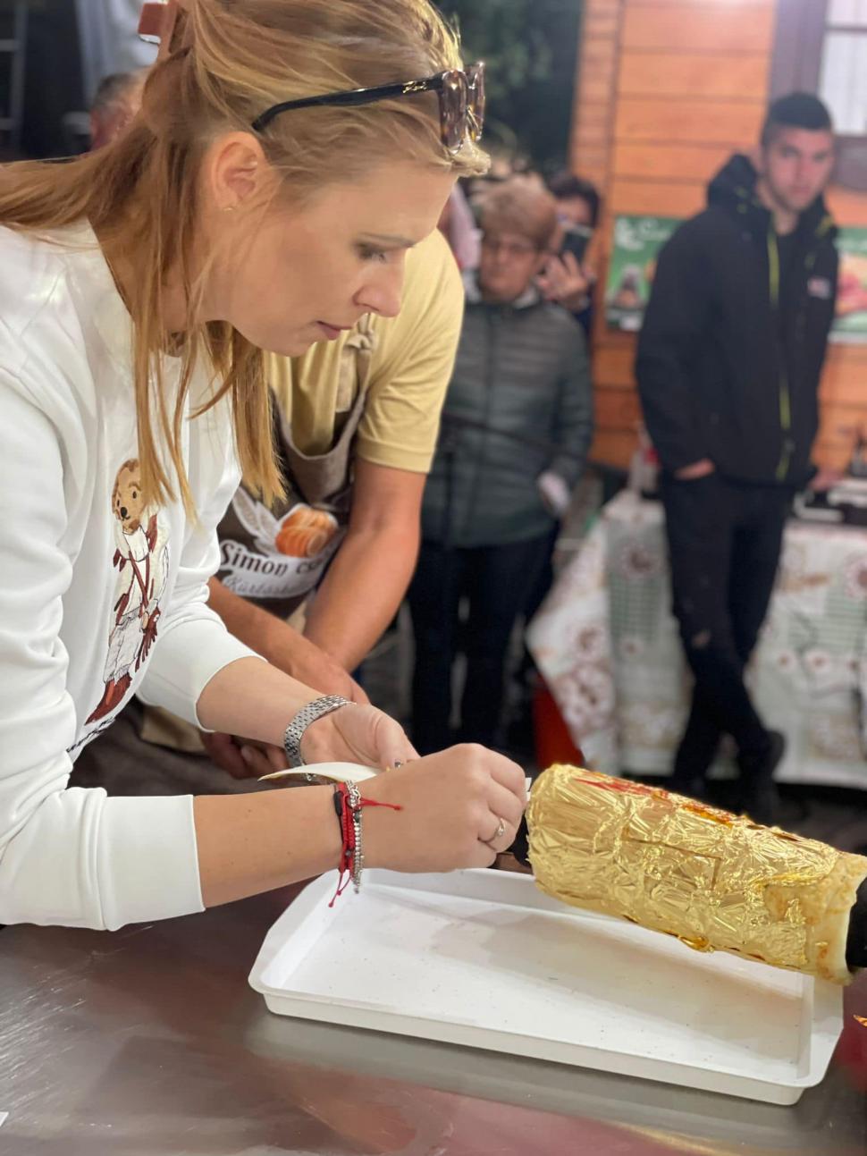 "Am putea crede că există doar în poveşti": Un român a plătit 1.000 de lei pe un kurtos învelit în aur 862595